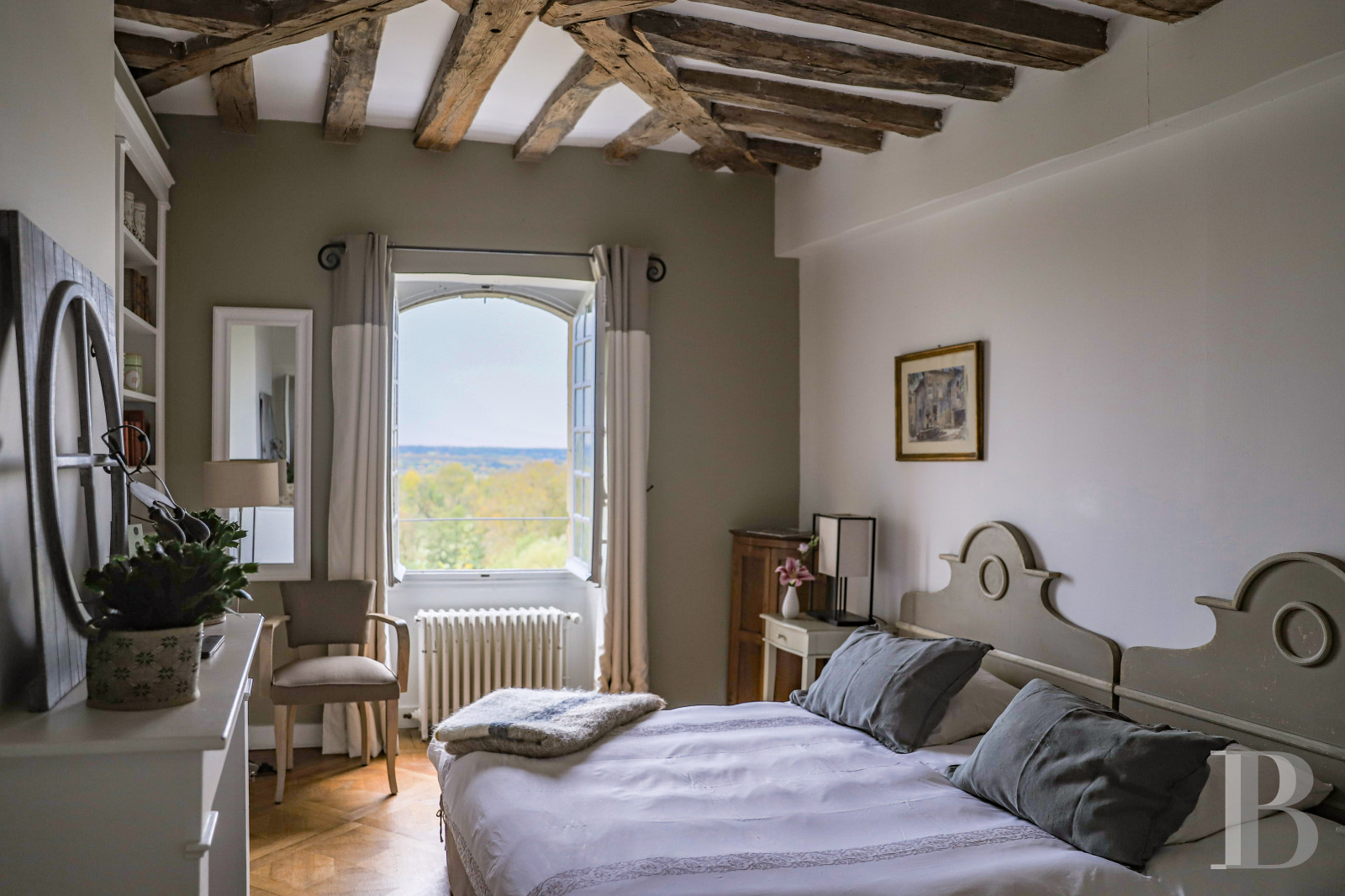 En Indre-et-Loire, sur les hauteurs d’un village, près d’Amboise, un château et son hameau en bordure de forêt - photo  n°17
